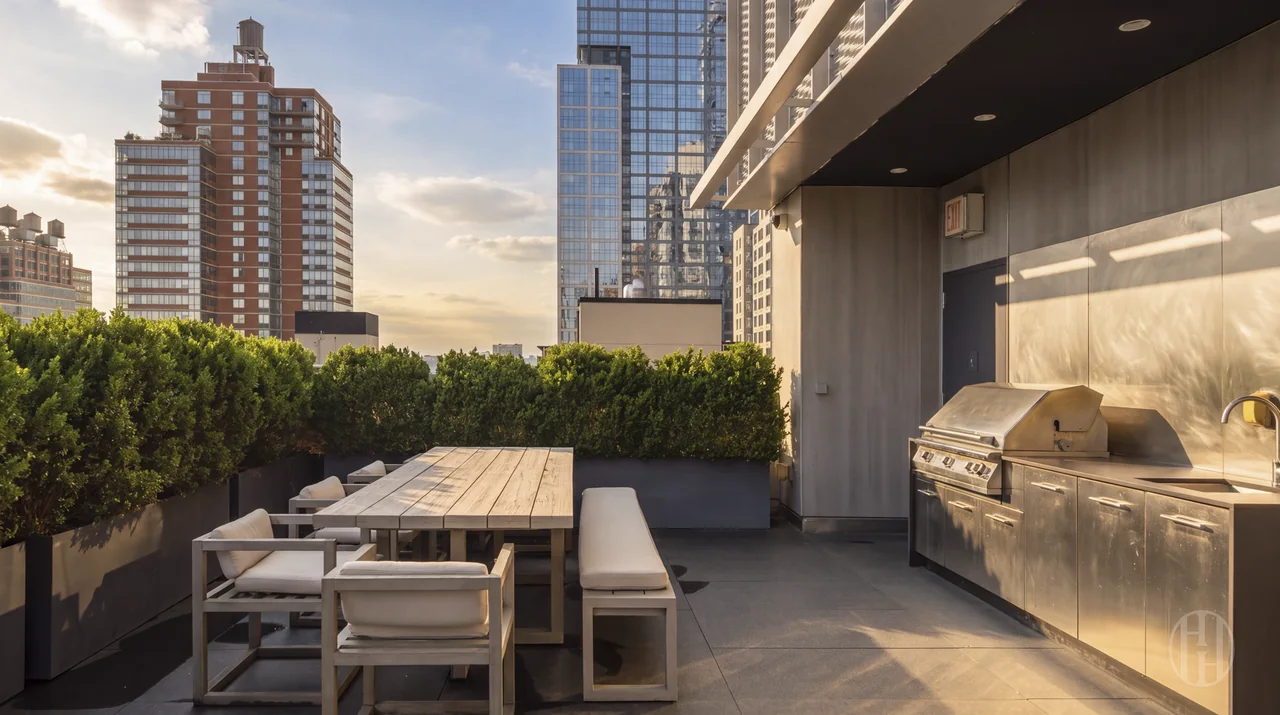 Rooftop dining and grill at 515 West 29th Street, Residence 9